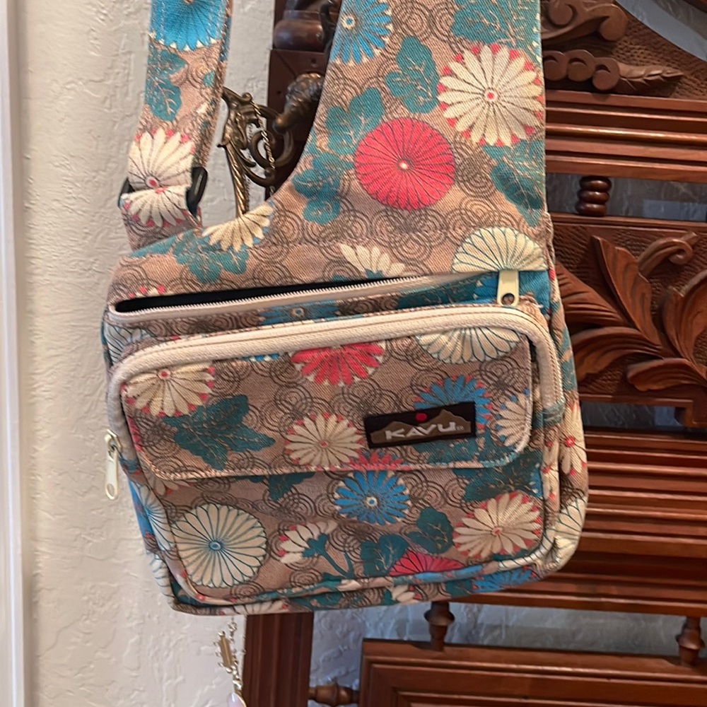 NWOT Kavu floral crossbody with lots of pockets